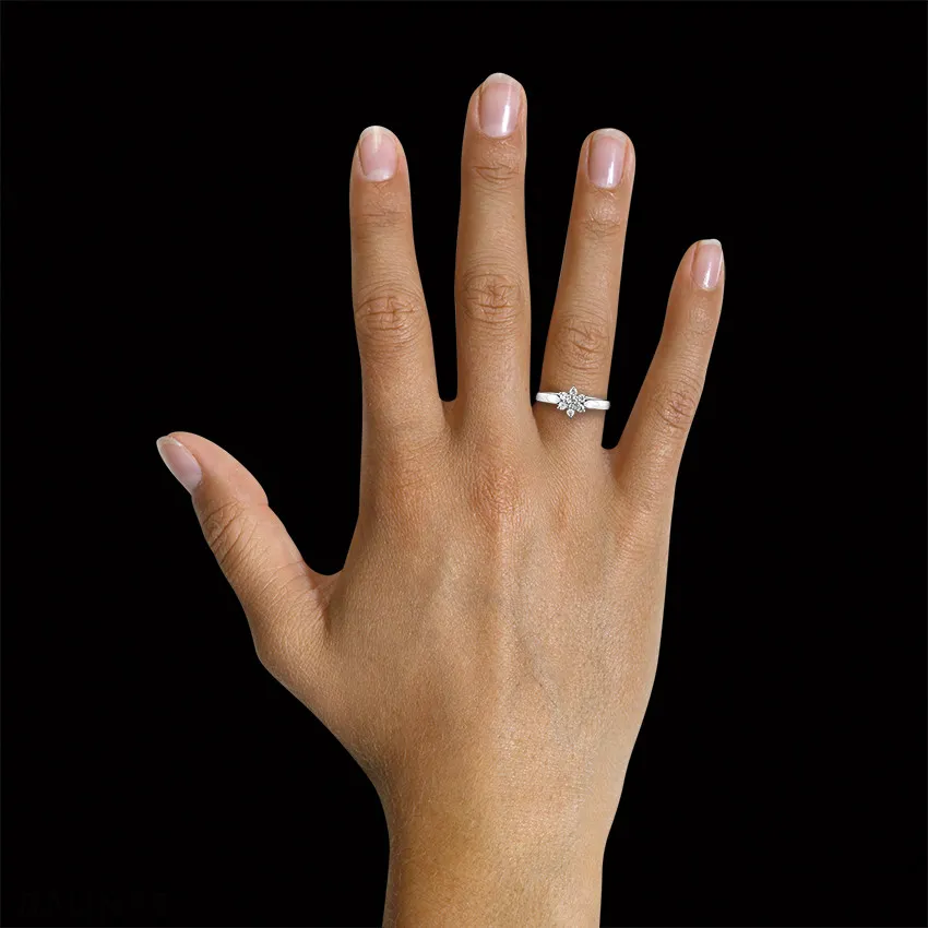 0.30 quilates anillo flor diamante en platino 