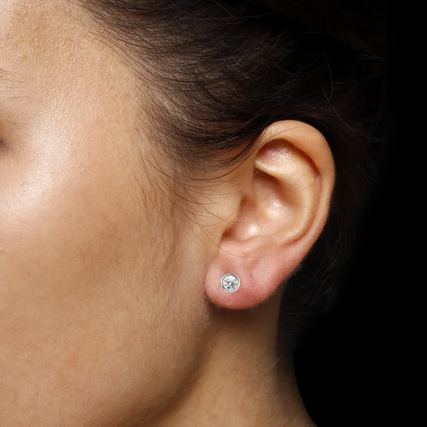 0.60 quilates pendientes diamantes satélite en platino 