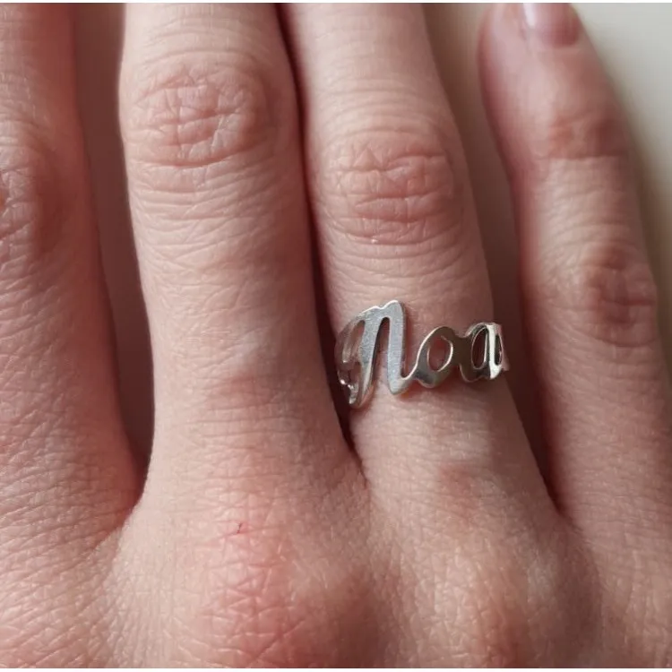Anillos con nombre tallado en plata de ley