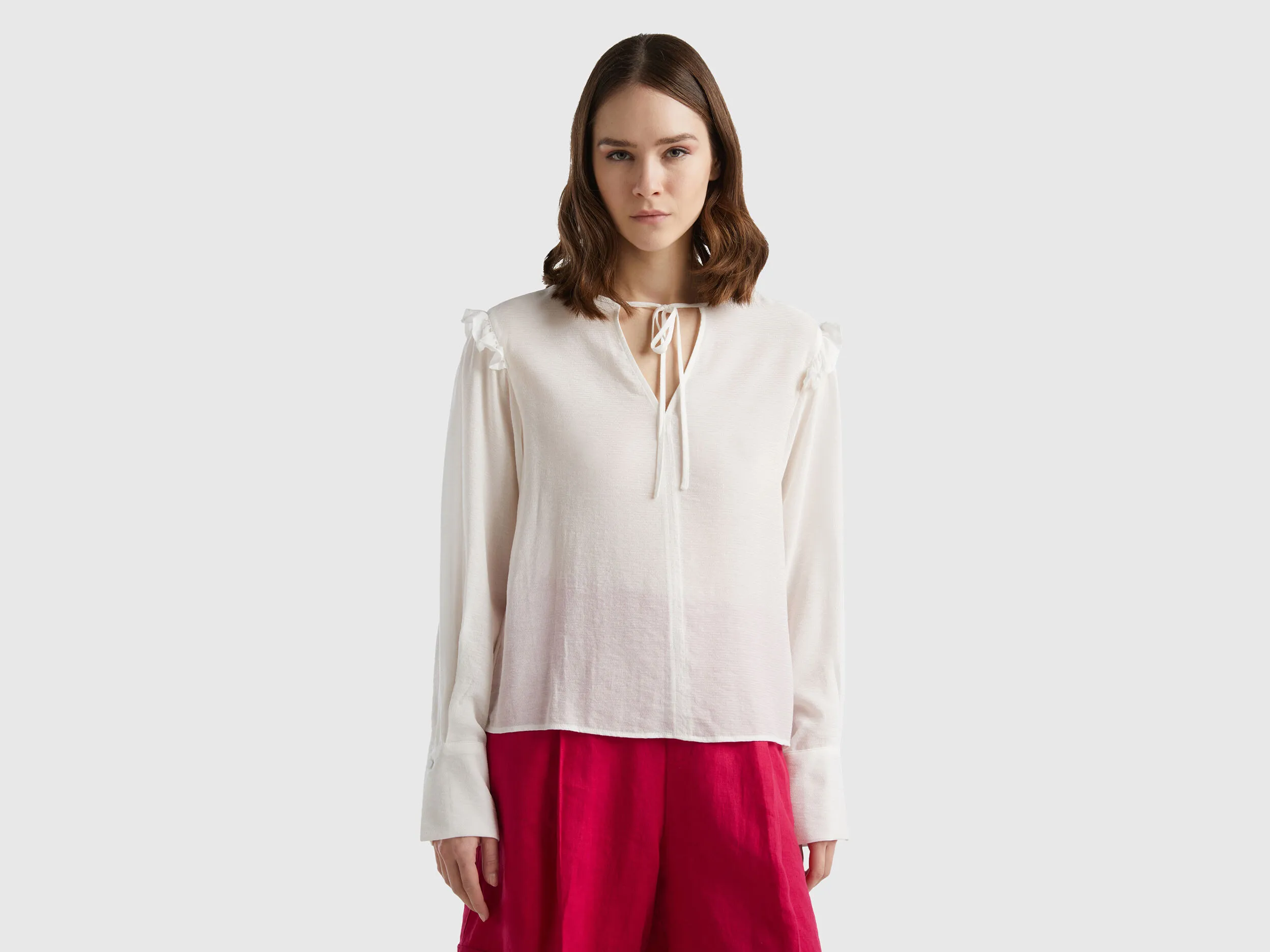 Blusa con cordones y volantes