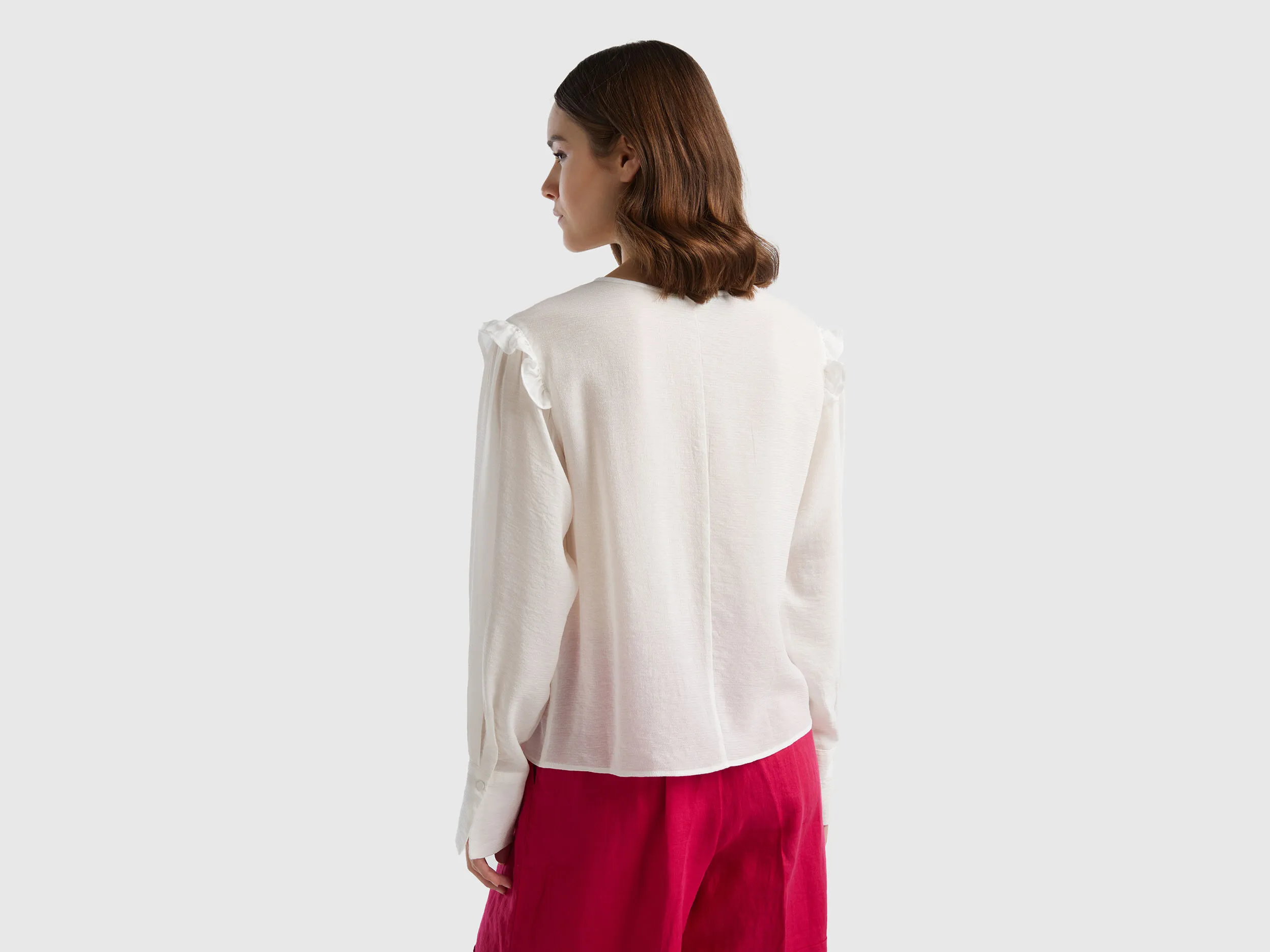Blusa con cordones y volantes