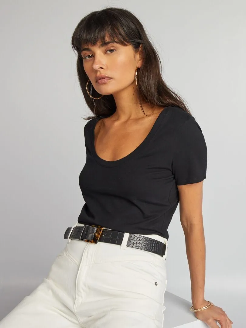 CAMISETA BáSICA CON ESCOTE PRONUNCIADO  NEGRO