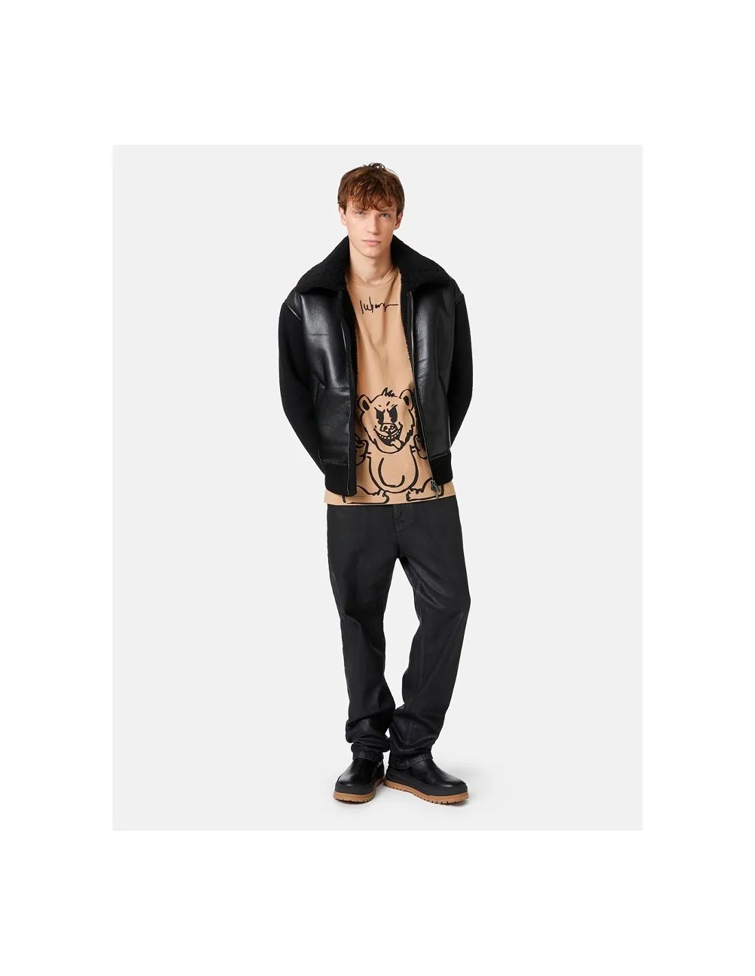 Camiseta marrón con oso impreso