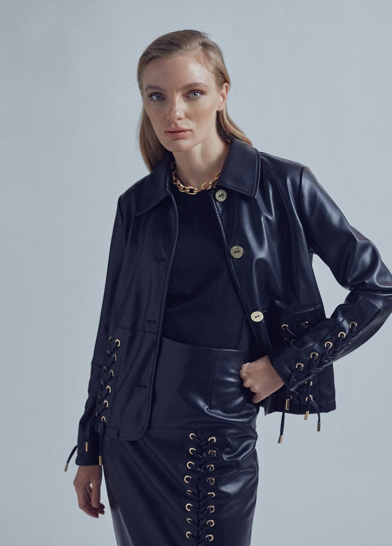 Chaqueta detalle piel eyelets negra Lola Casademunt