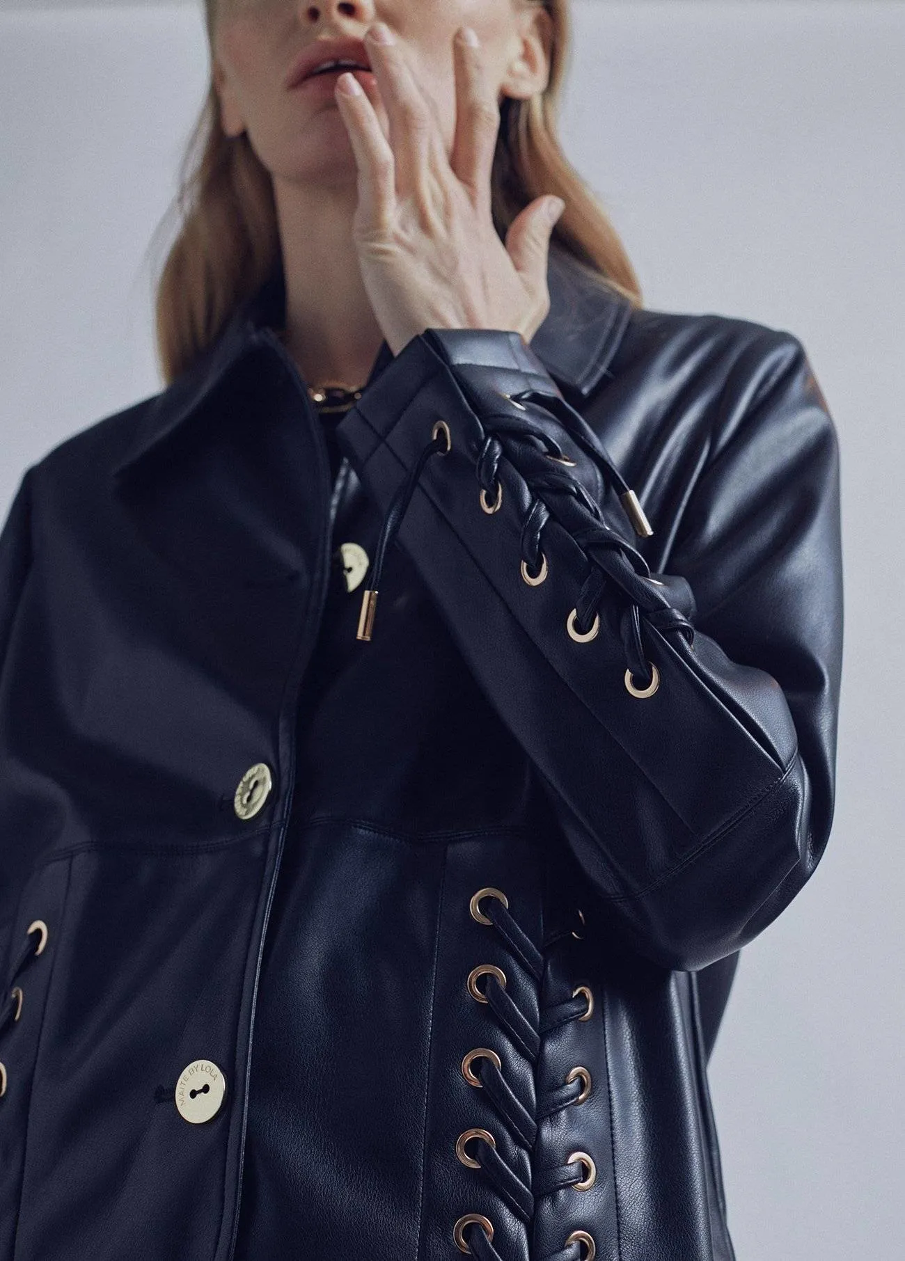Chaqueta detalle piel eyelets negra Lola Casademunt