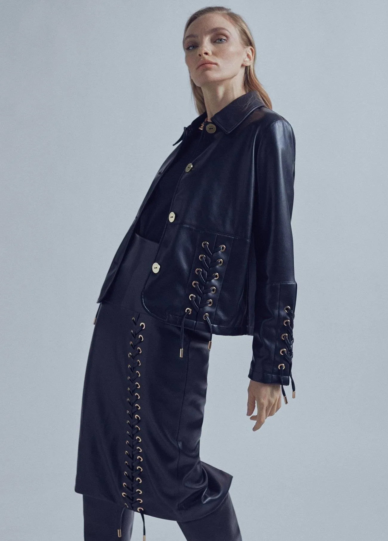 Chaqueta detalle piel eyelets negra Lola Casademunt