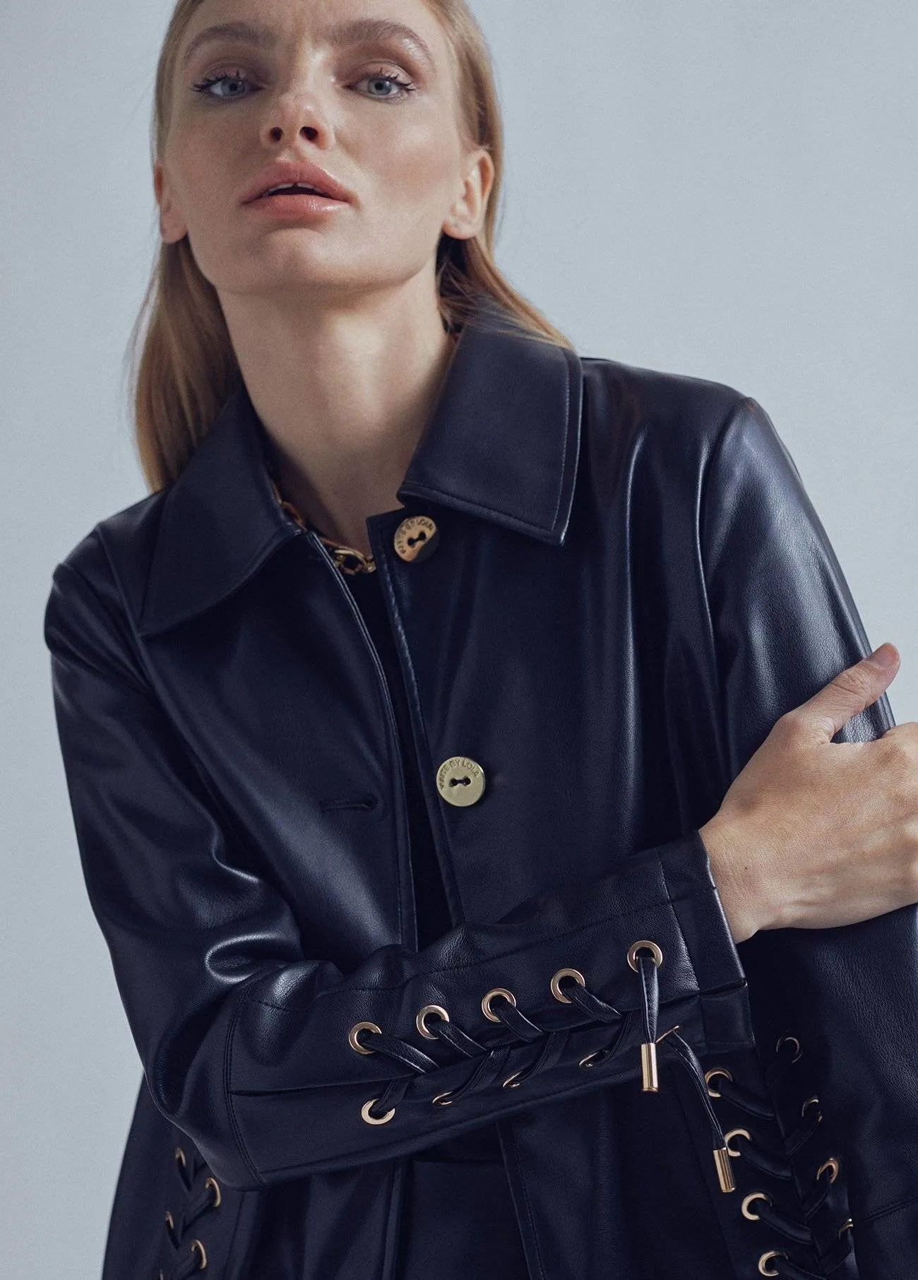 Chaqueta detalle piel eyelets negra Lola Casademunt