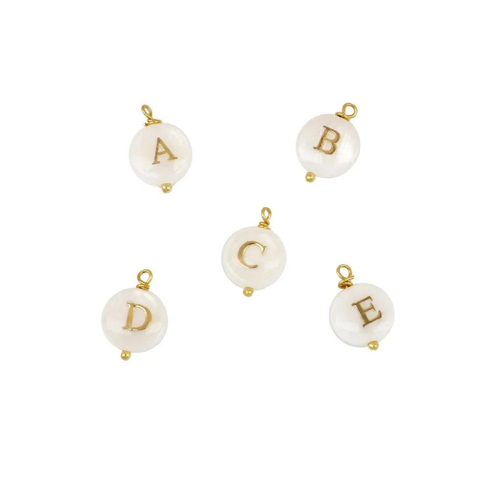 Charm Letra Nácar Oro