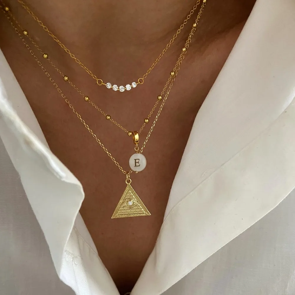 Charm Letra Nácar Oro