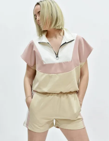 Conjunto deportivo beige.