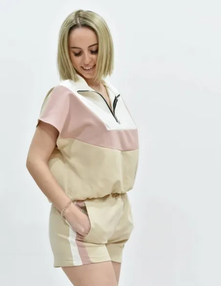Conjunto deportivo beige.