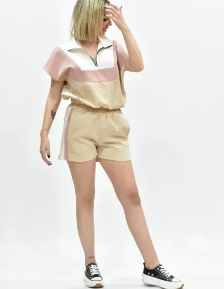 Conjunto deportivo beige.