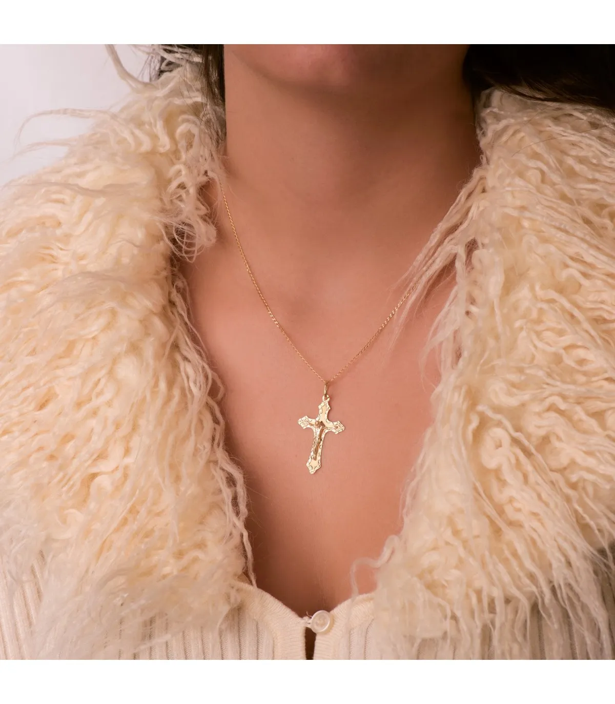 Croix Gothique Christ facetté Or 18K 35mm