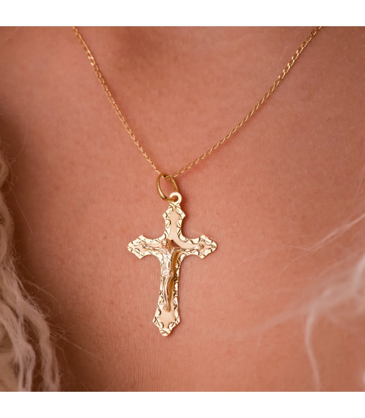 Croix Gothique Christ facetté Or 18K 35mm