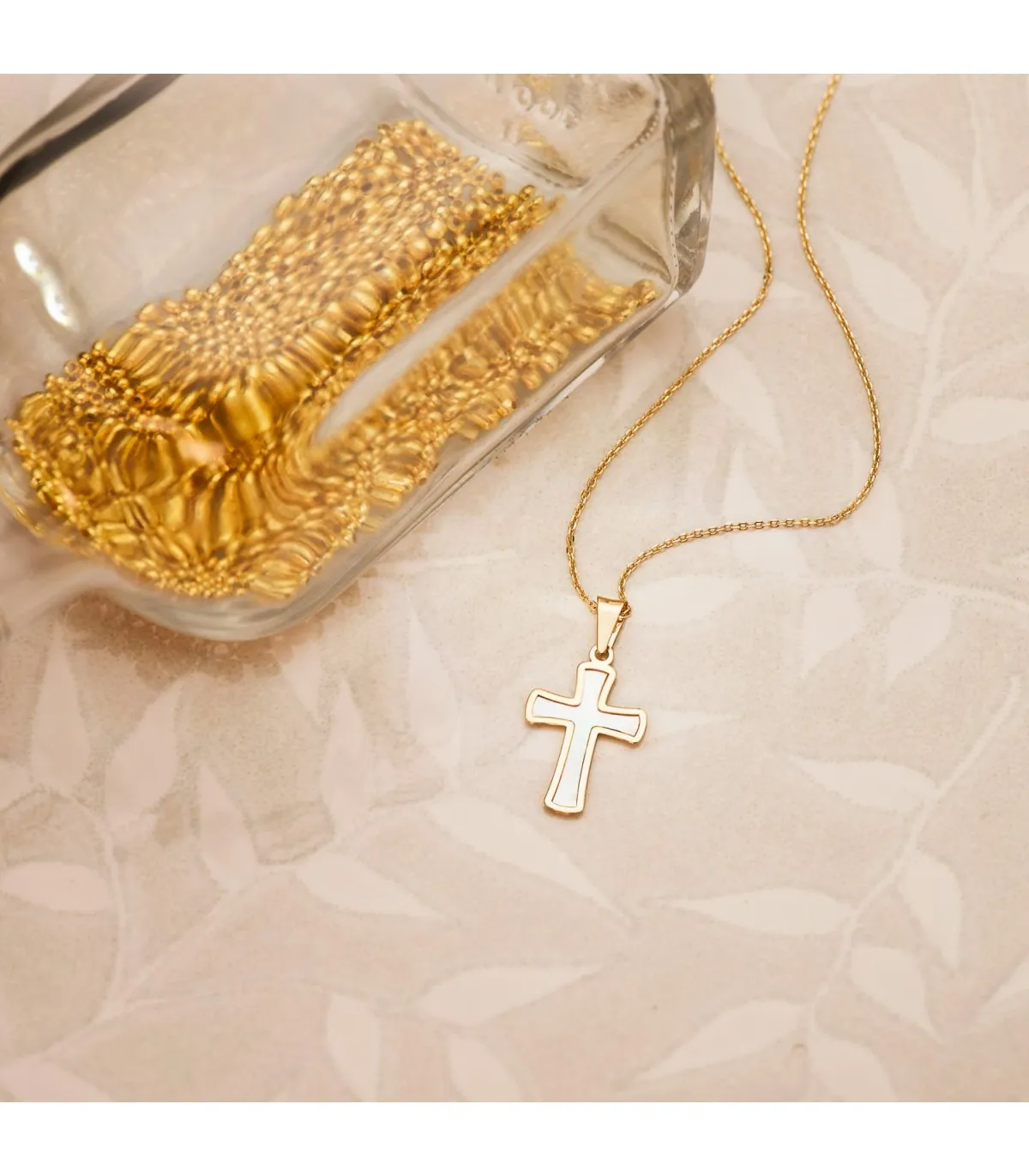 Croix nacrée or jaune 18K