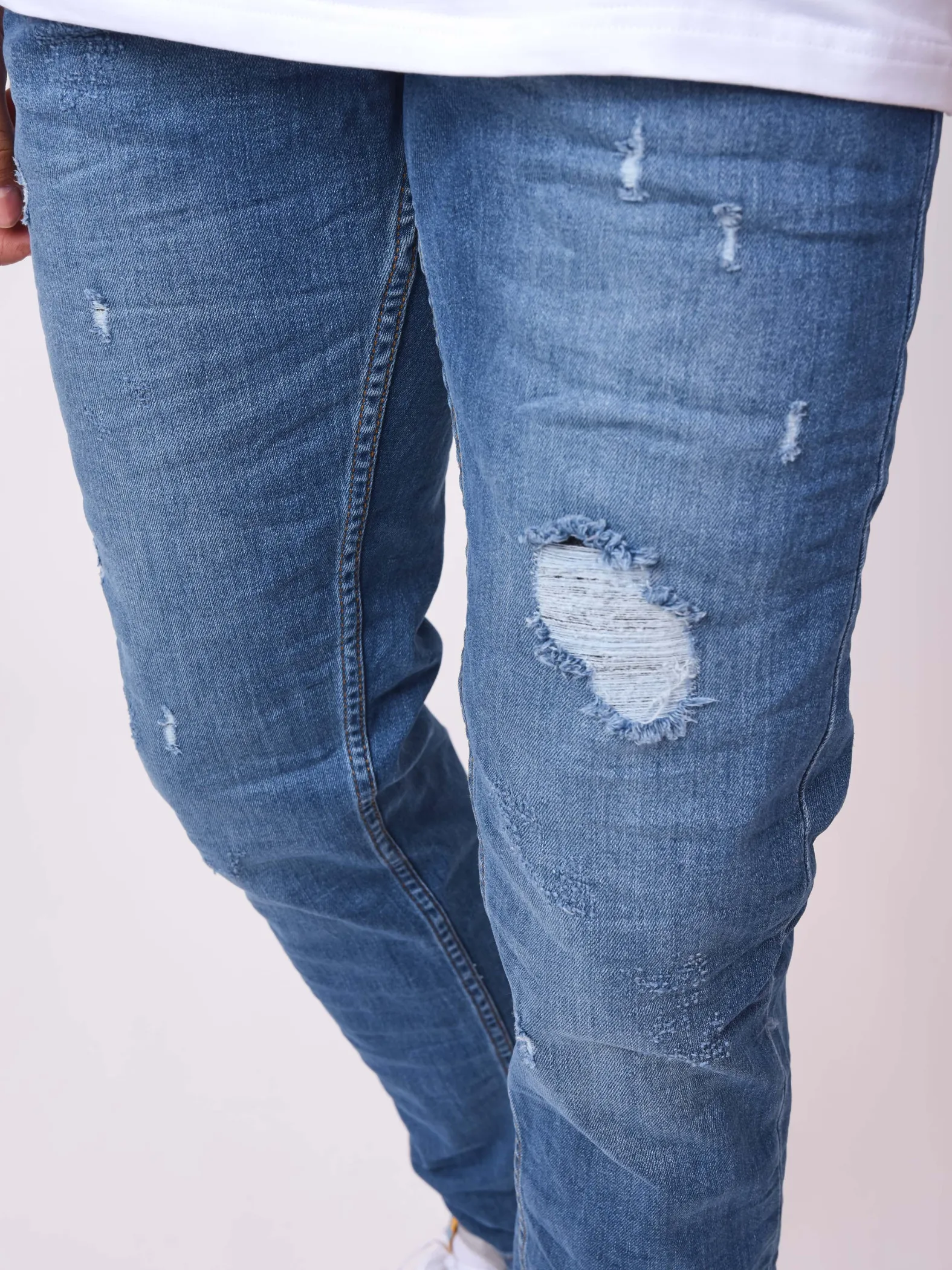 Jeans rectos desgastados