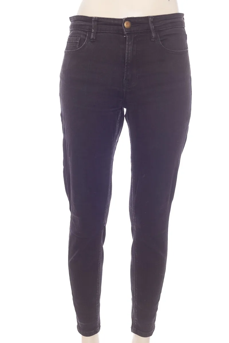 PANTALóN COLOR NEGRO  STRADIVARIUS