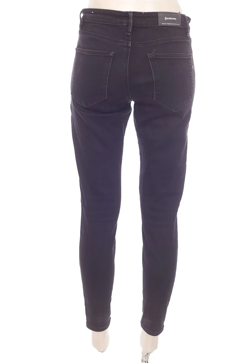 PANTALóN COLOR NEGRO  STRADIVARIUS