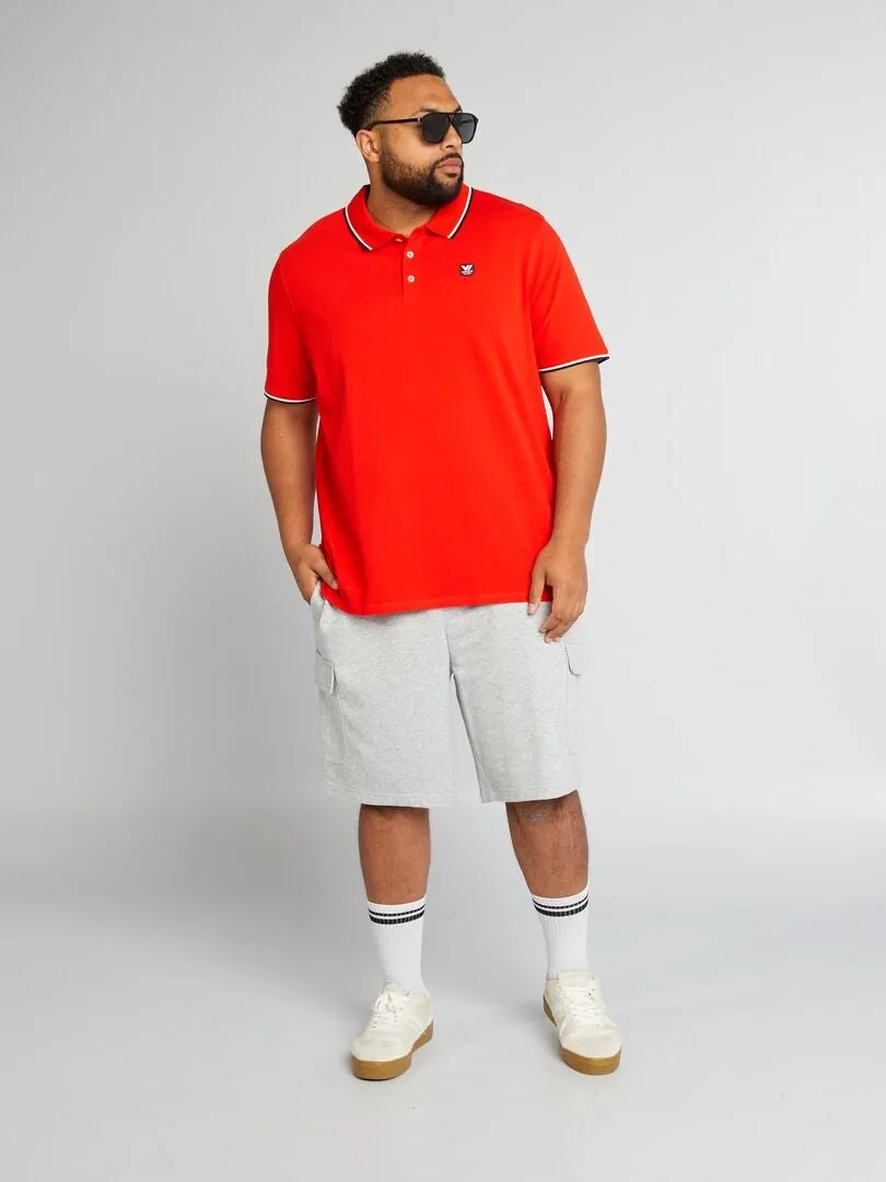 POLO DE PIQUé DE ALGODóN CON BROCHE EN EL PECHO  ROJO