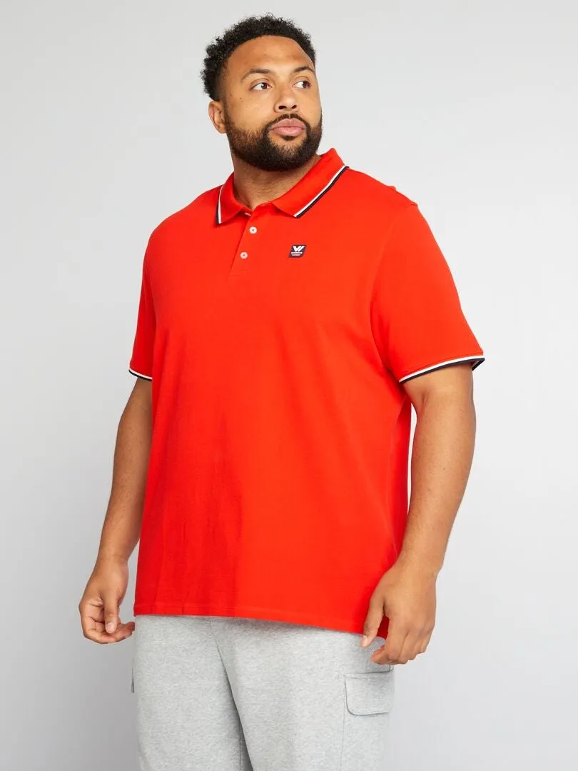POLO DE PIQUé DE ALGODóN CON BROCHE EN EL PECHO  ROJO