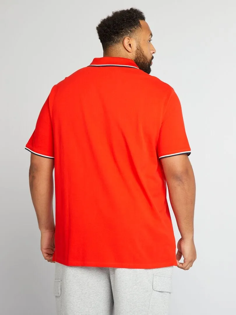 POLO DE PIQUé DE ALGODóN CON BROCHE EN EL PECHO  ROJO