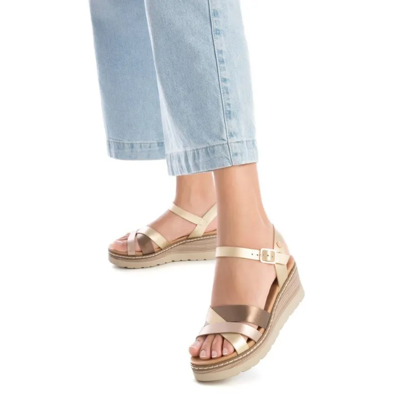 Sandalia de mujer XTI 142853 Oro