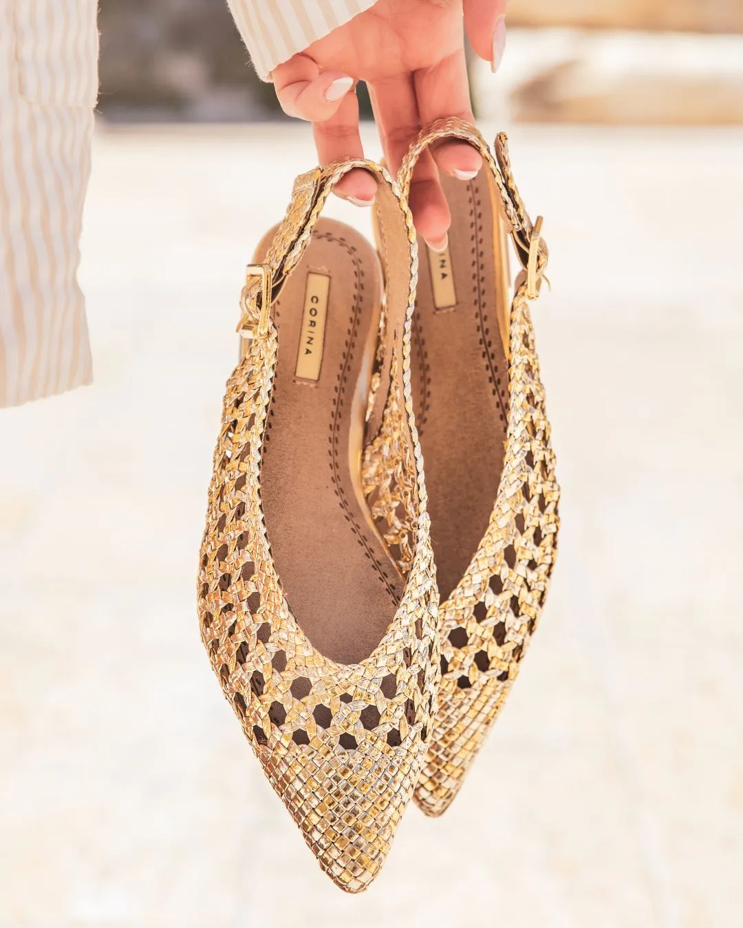SANDALIA DE TACóN BAJO PARA MUJER EN COLOR DORADO  JULIANA