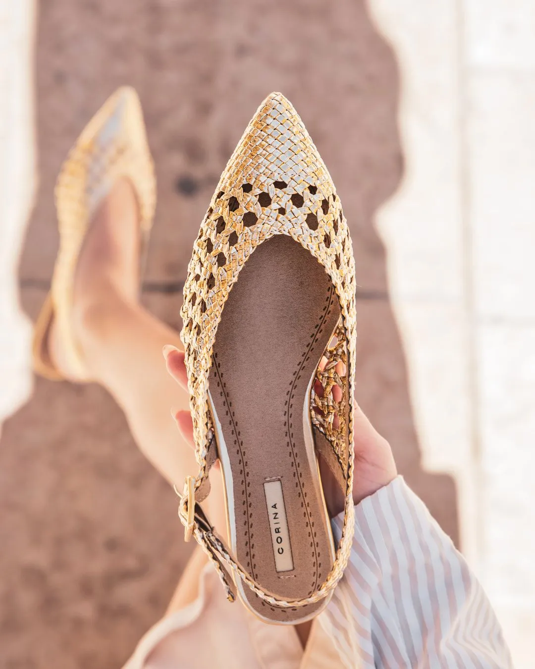 SANDALIA DE TACóN BAJO PARA MUJER EN COLOR DORADO  JULIANA