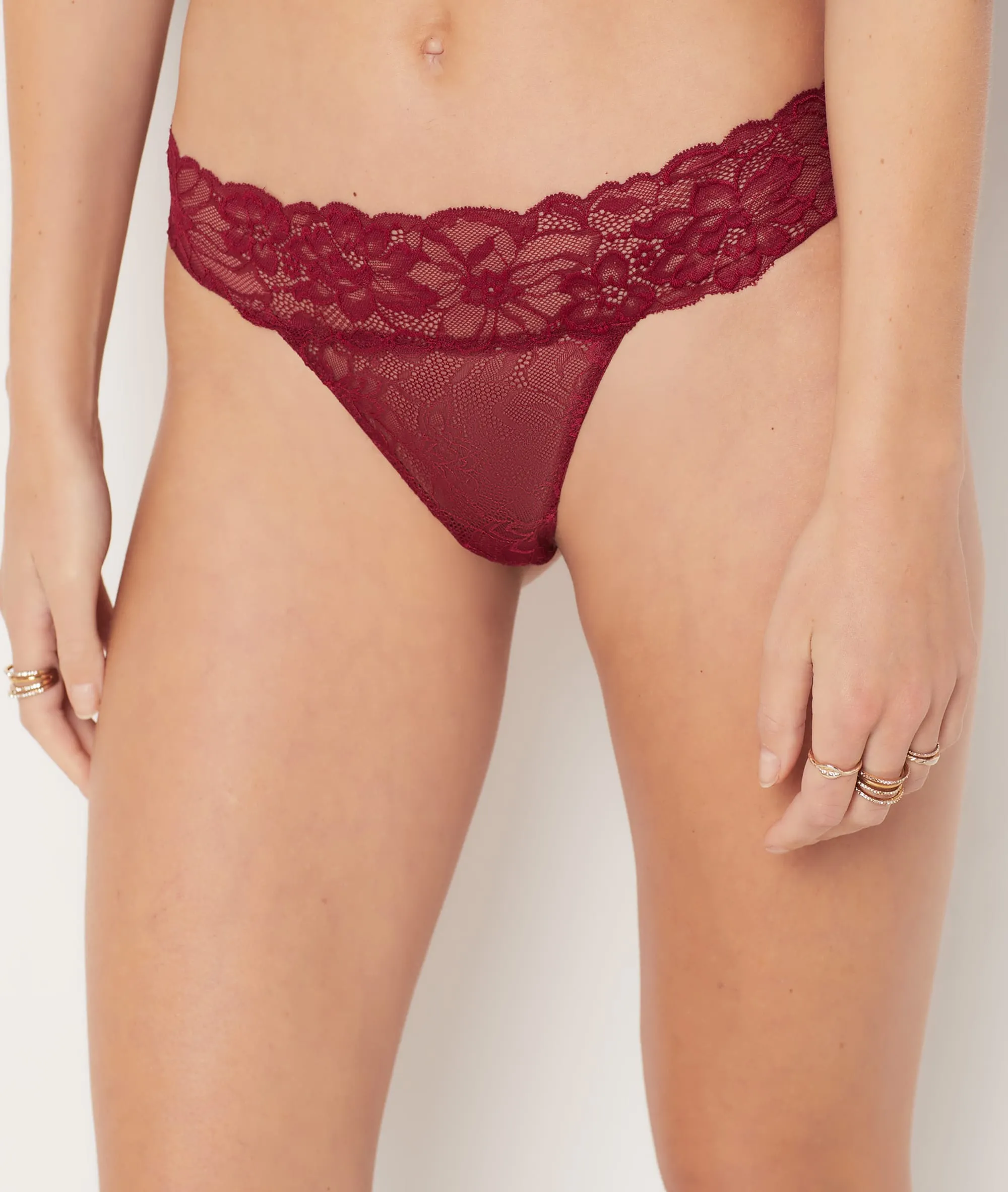 TANGA TIRA DE ENCAJE FLORAL SWEET BORDEAUX GRENAT  ETAM