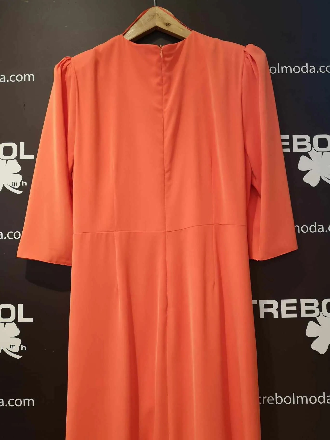 Vestido con drapeados estratégicos