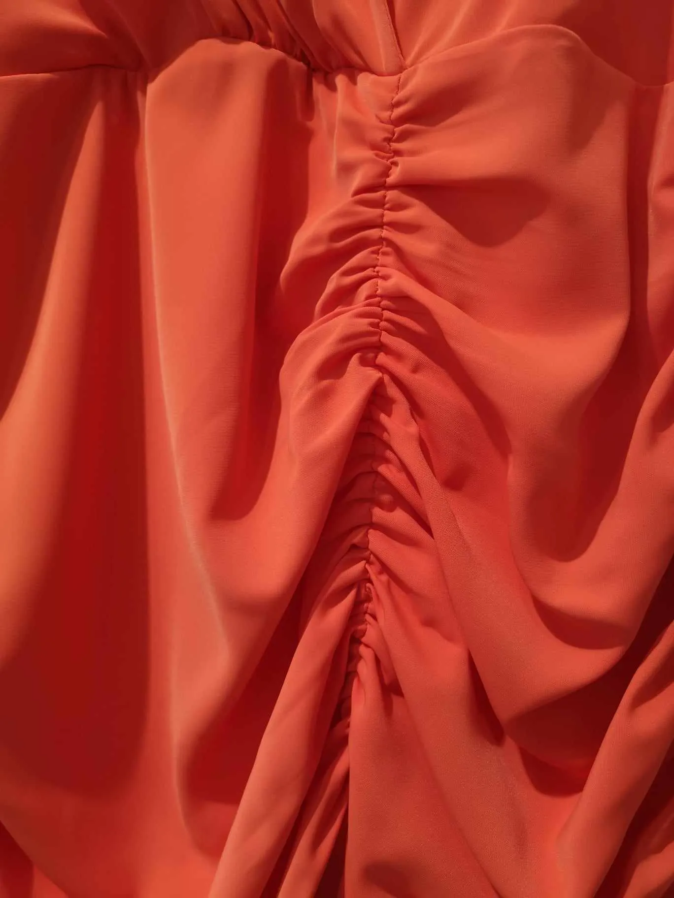 Vestido con drapeados estratégicos