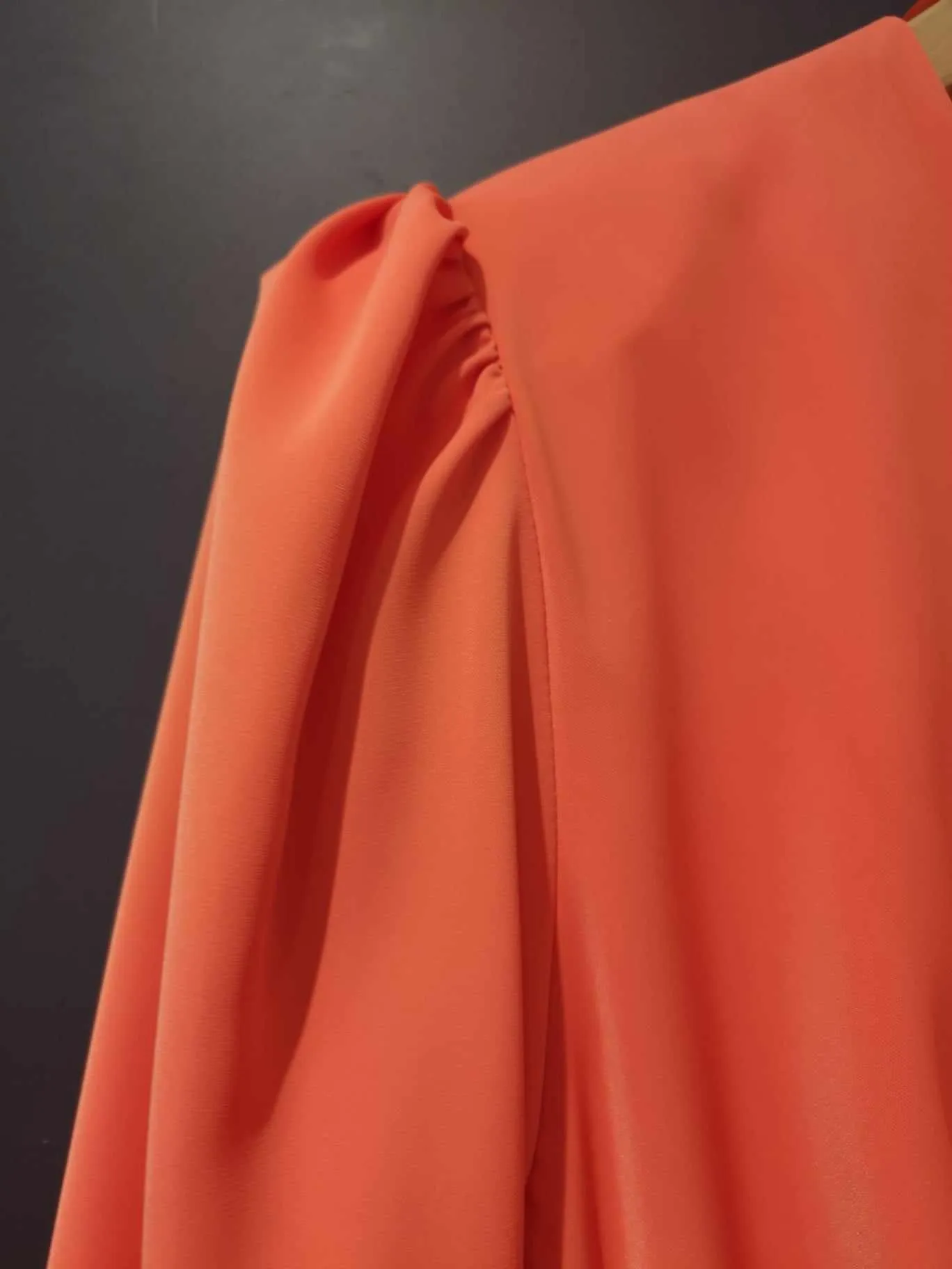 Vestido con drapeados estratégicos