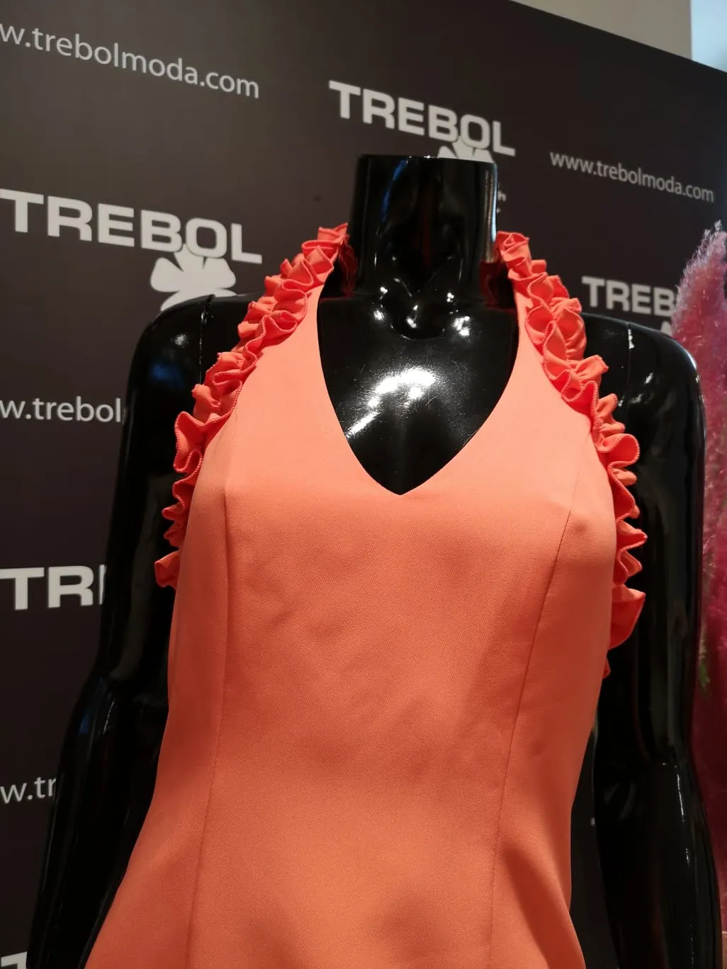 Vestido con espalda descubierta