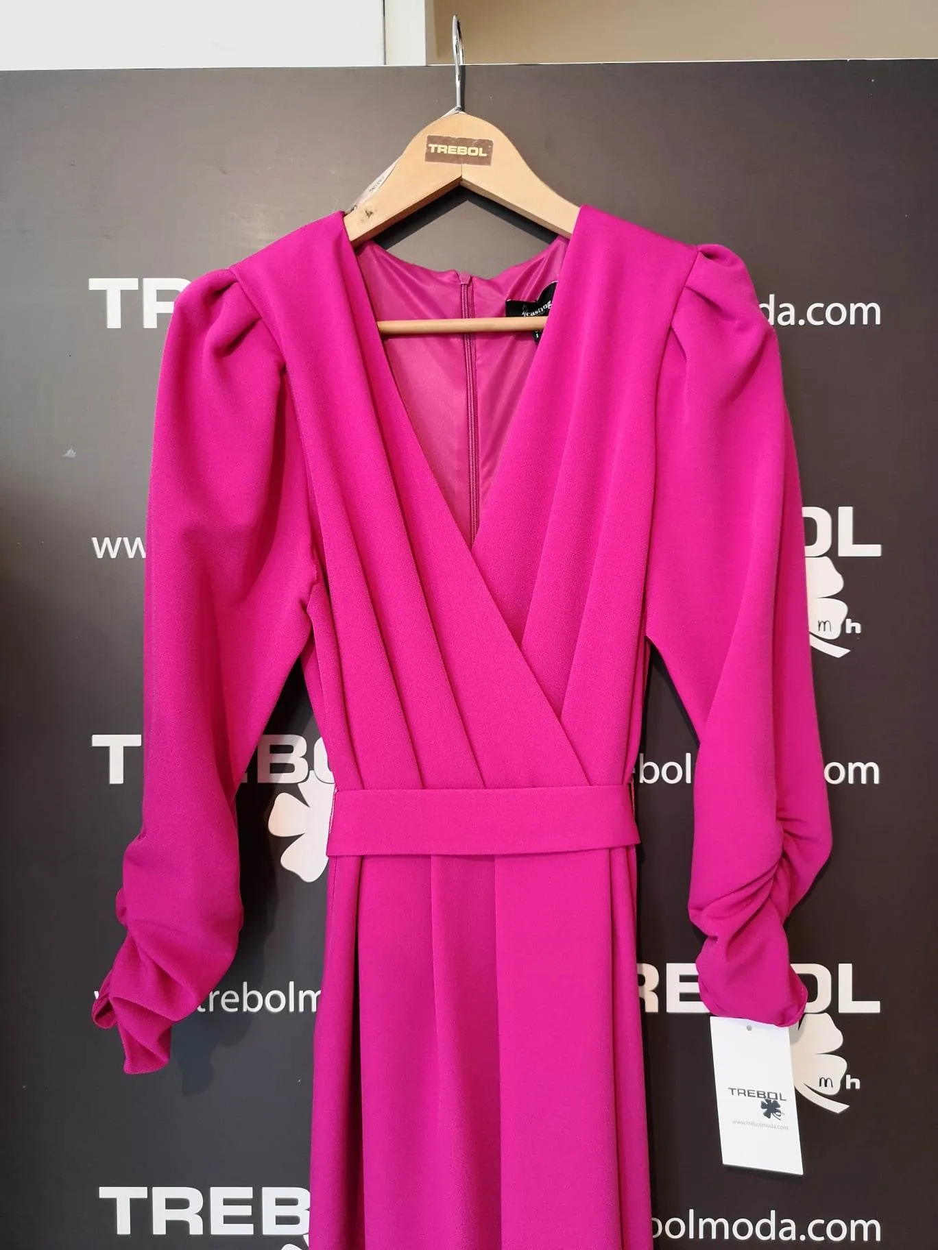 Vestido con mangas drapeadas