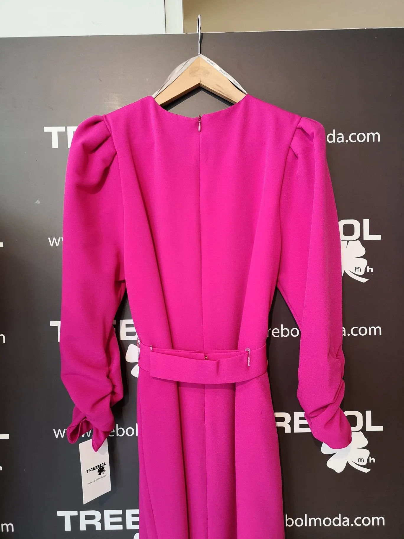Vestido con mangas drapeadas