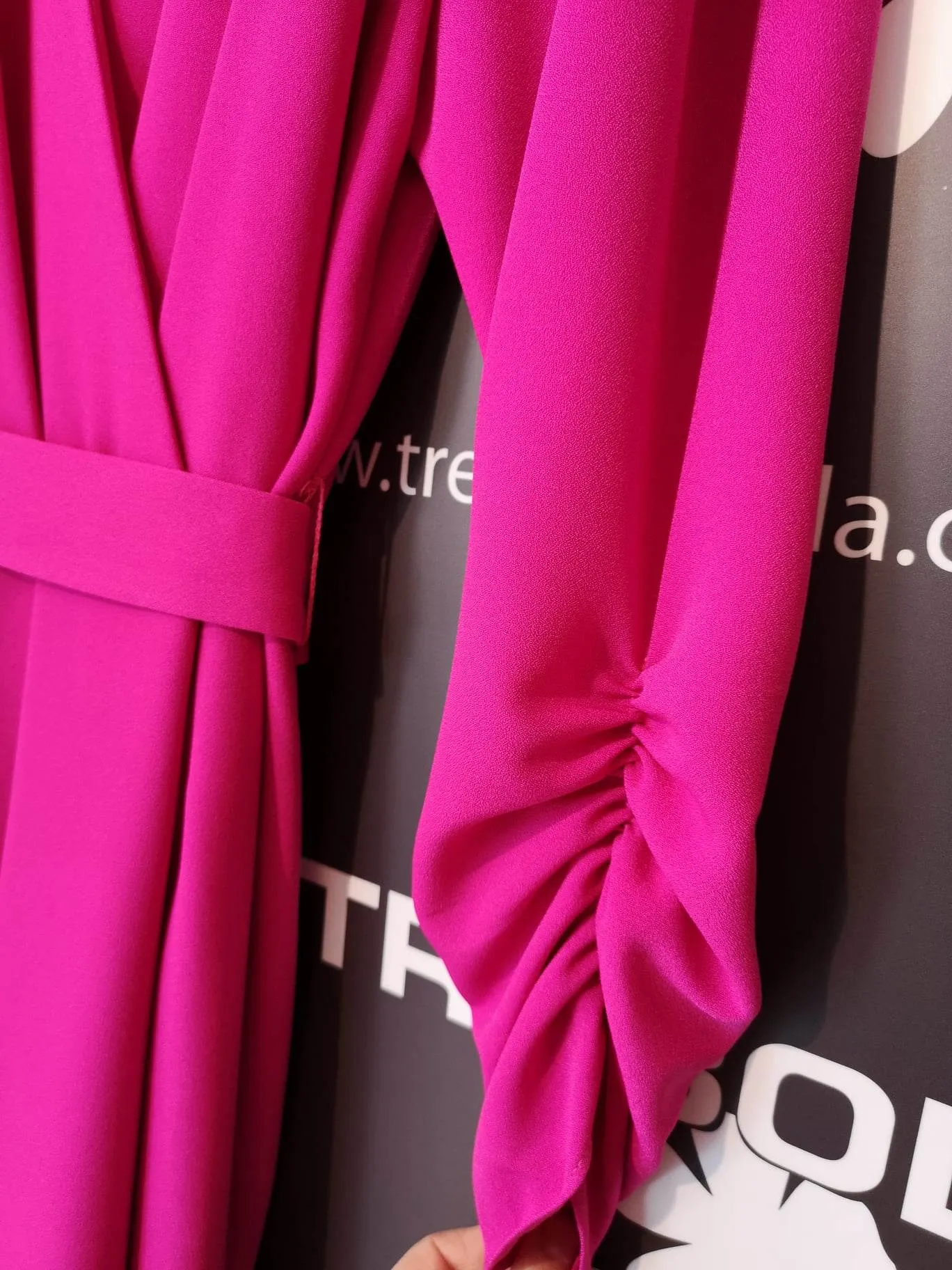 Vestido con mangas drapeadas