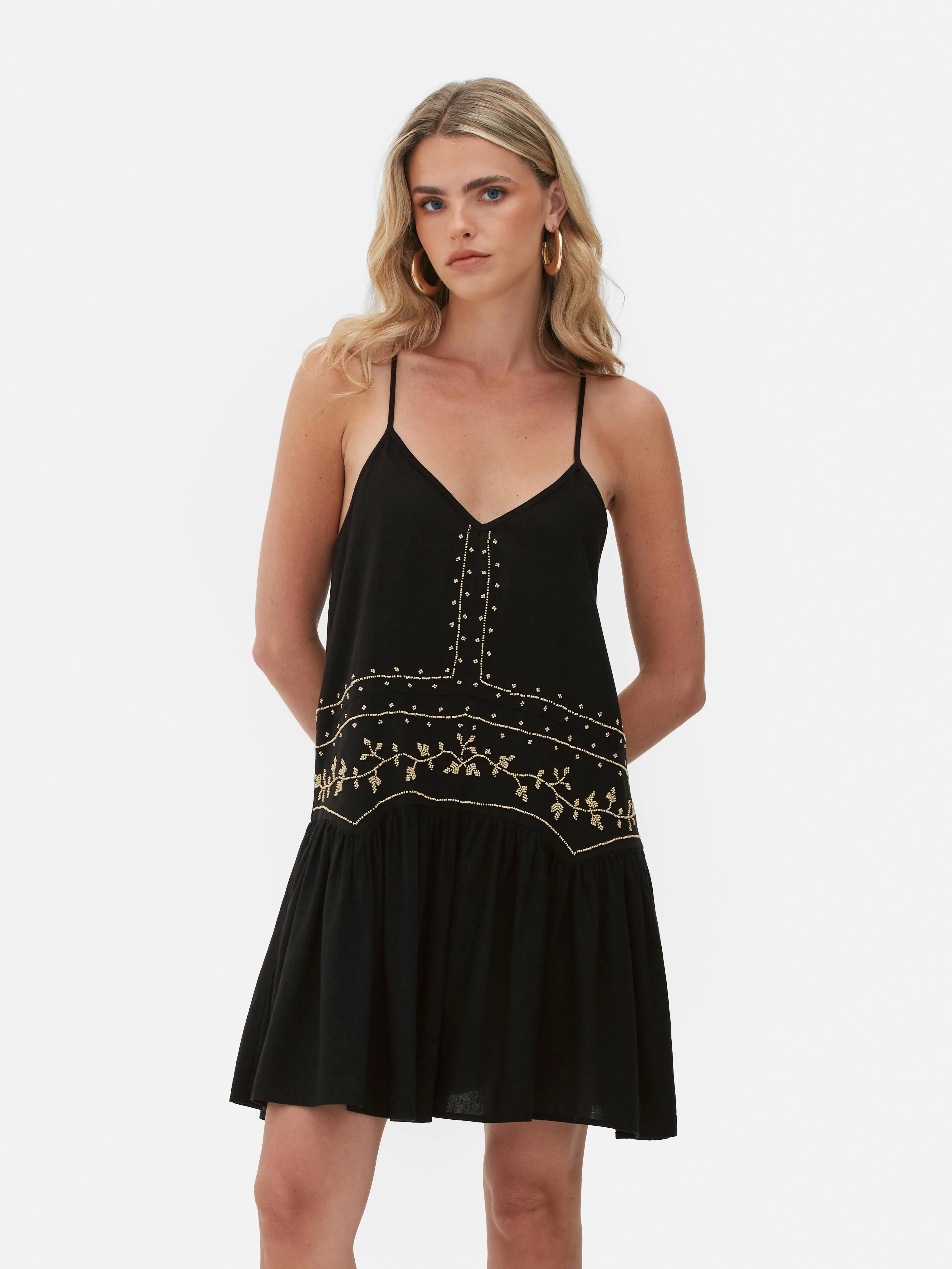 Vestido corto con cuentas de Rita Ora