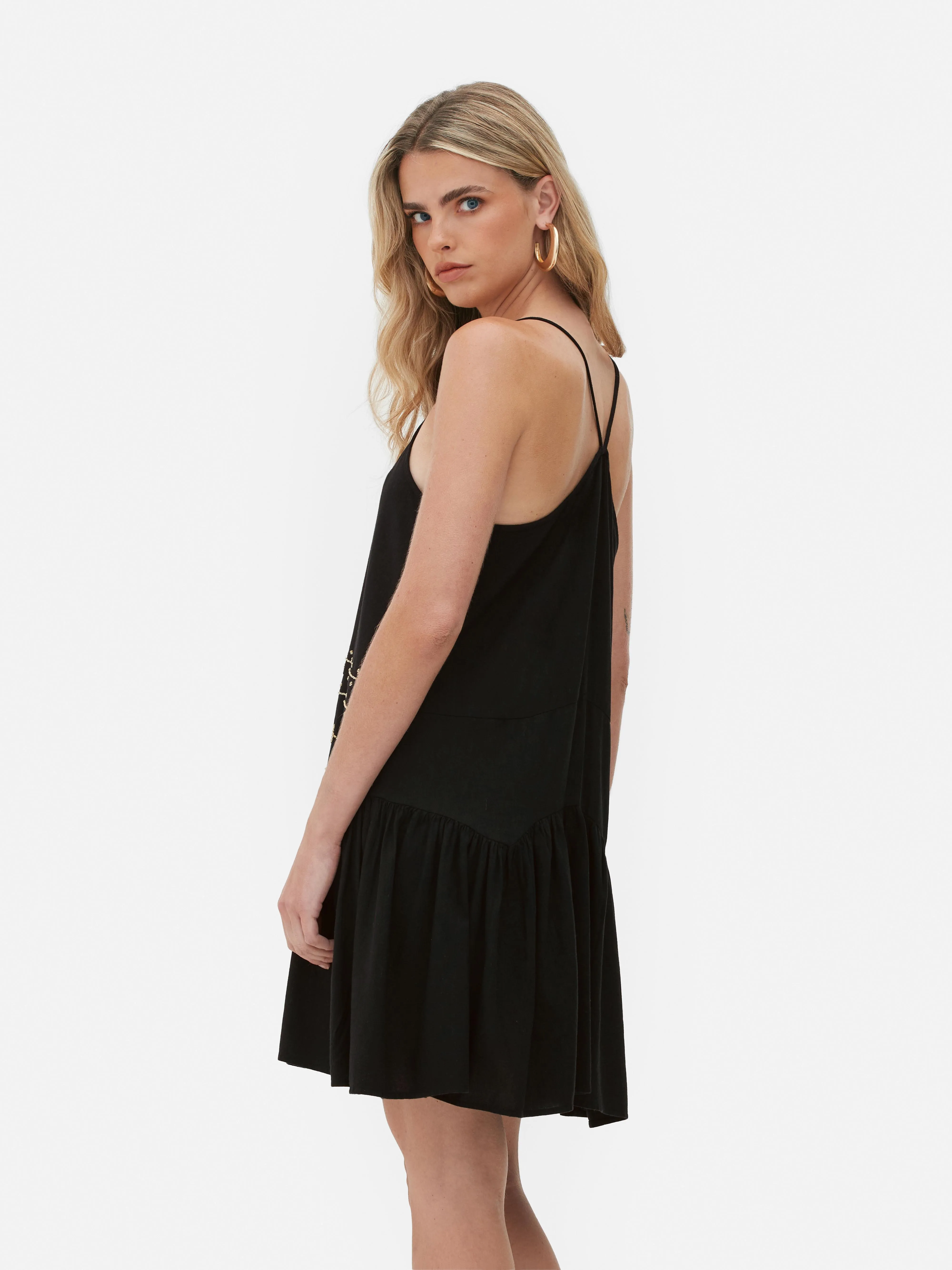 Vestido corto con cuentas de Rita Ora