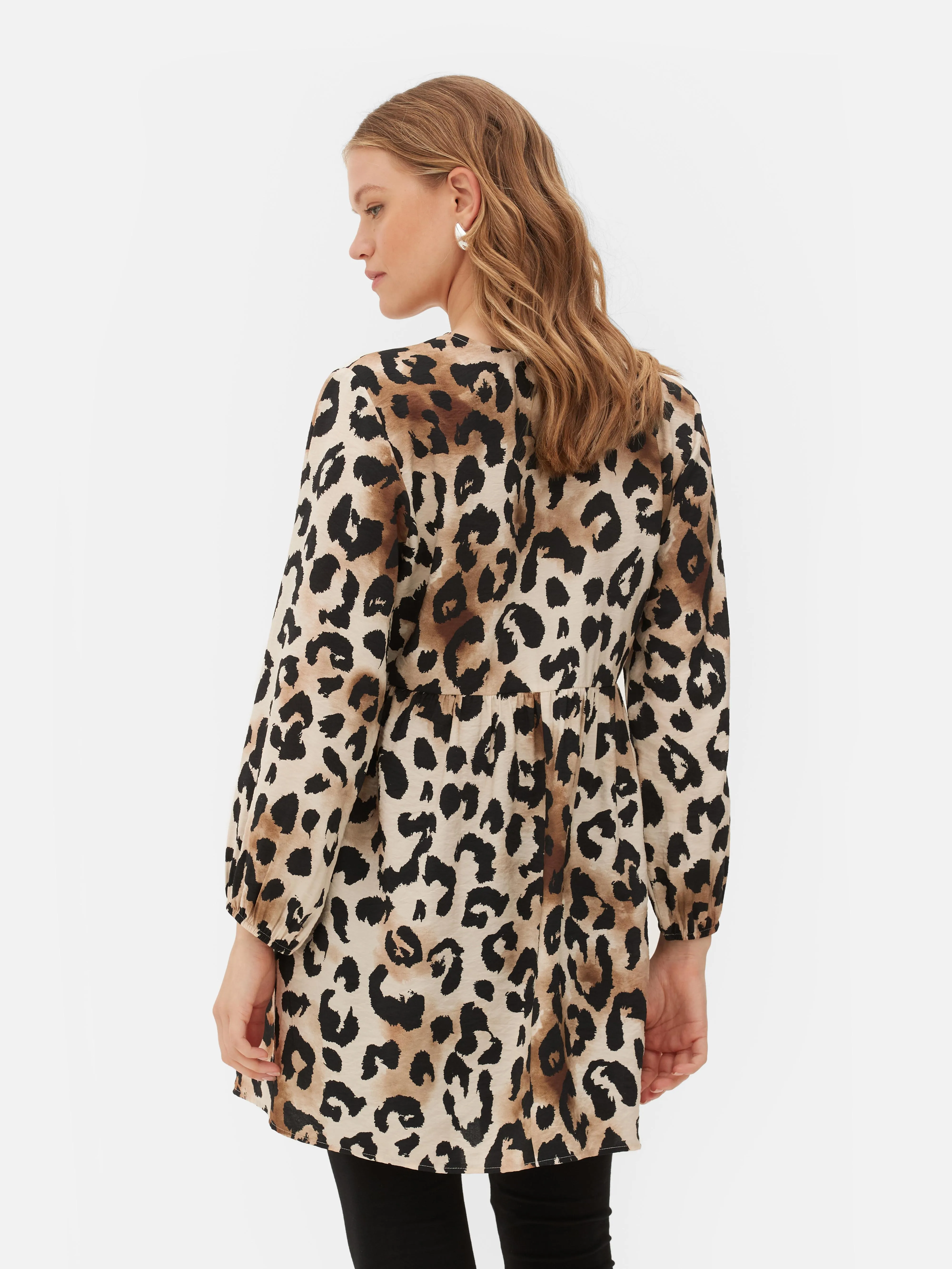 Vestido corto de cuello de pico y con vuelo