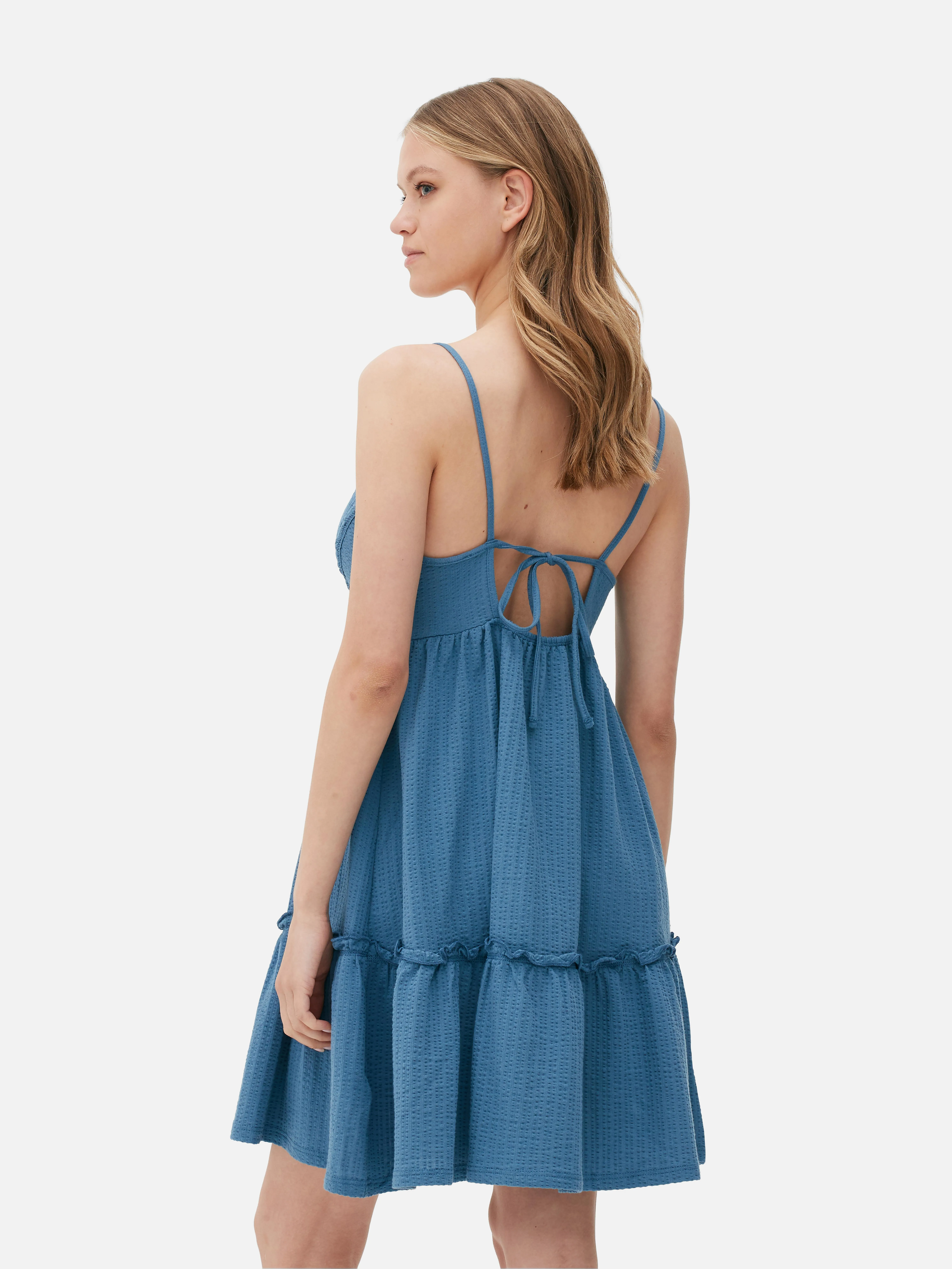 Vestido corto veraniego de tirantes y corte imperio