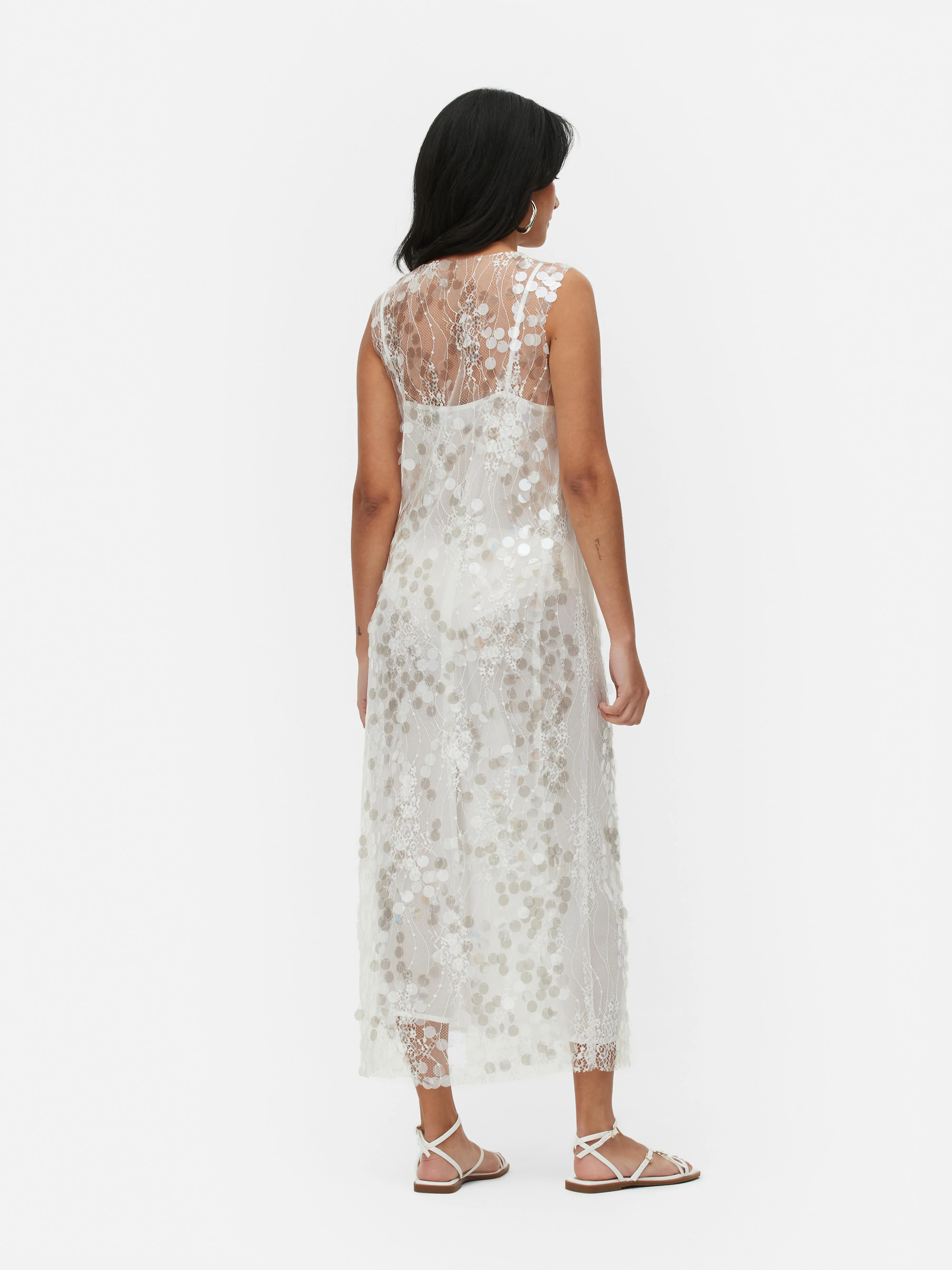 Vestido midi con lentejuelas de Paula Echevarría