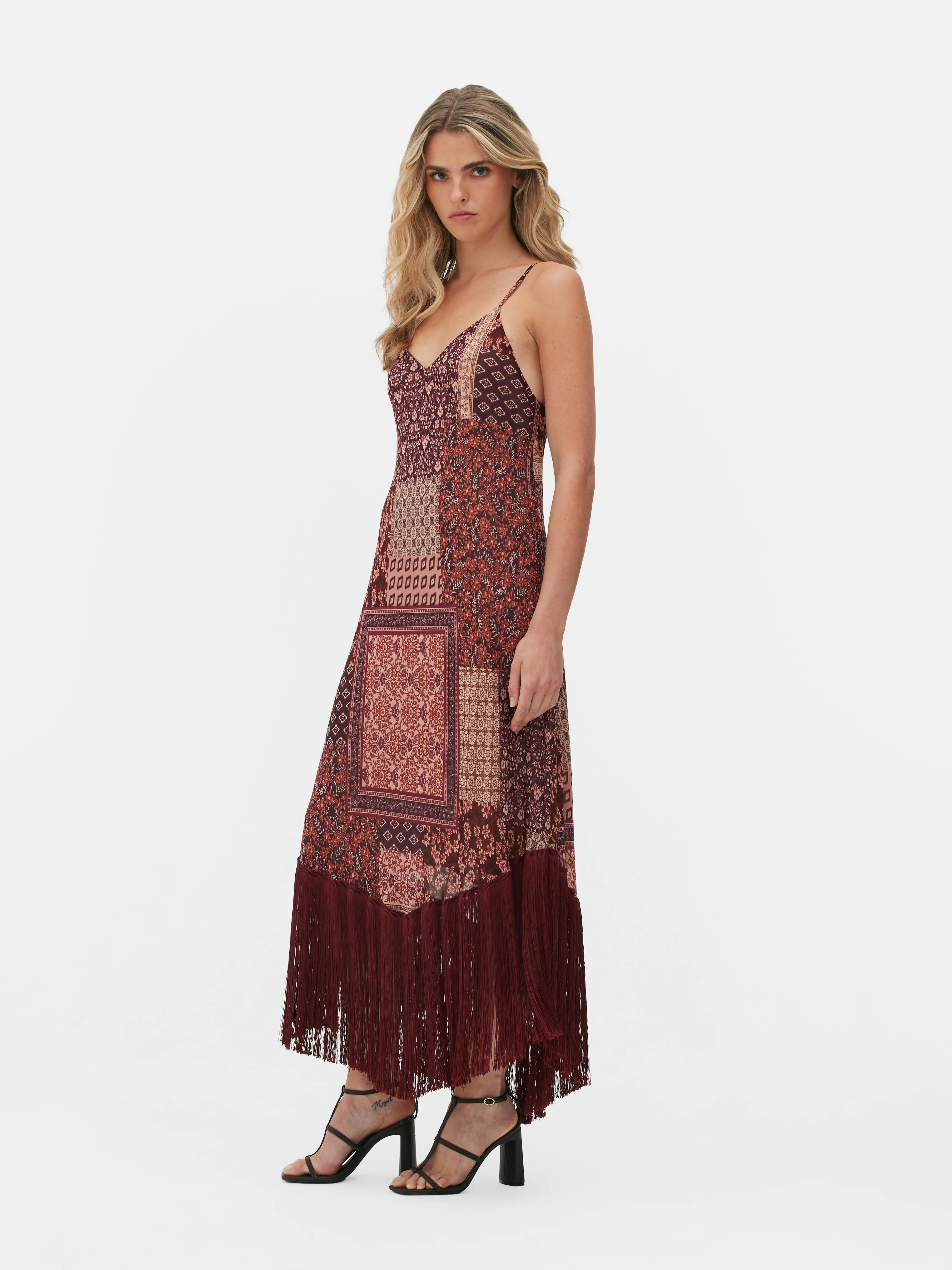 Vestido midi de tirantes con flecos de Rita Ora