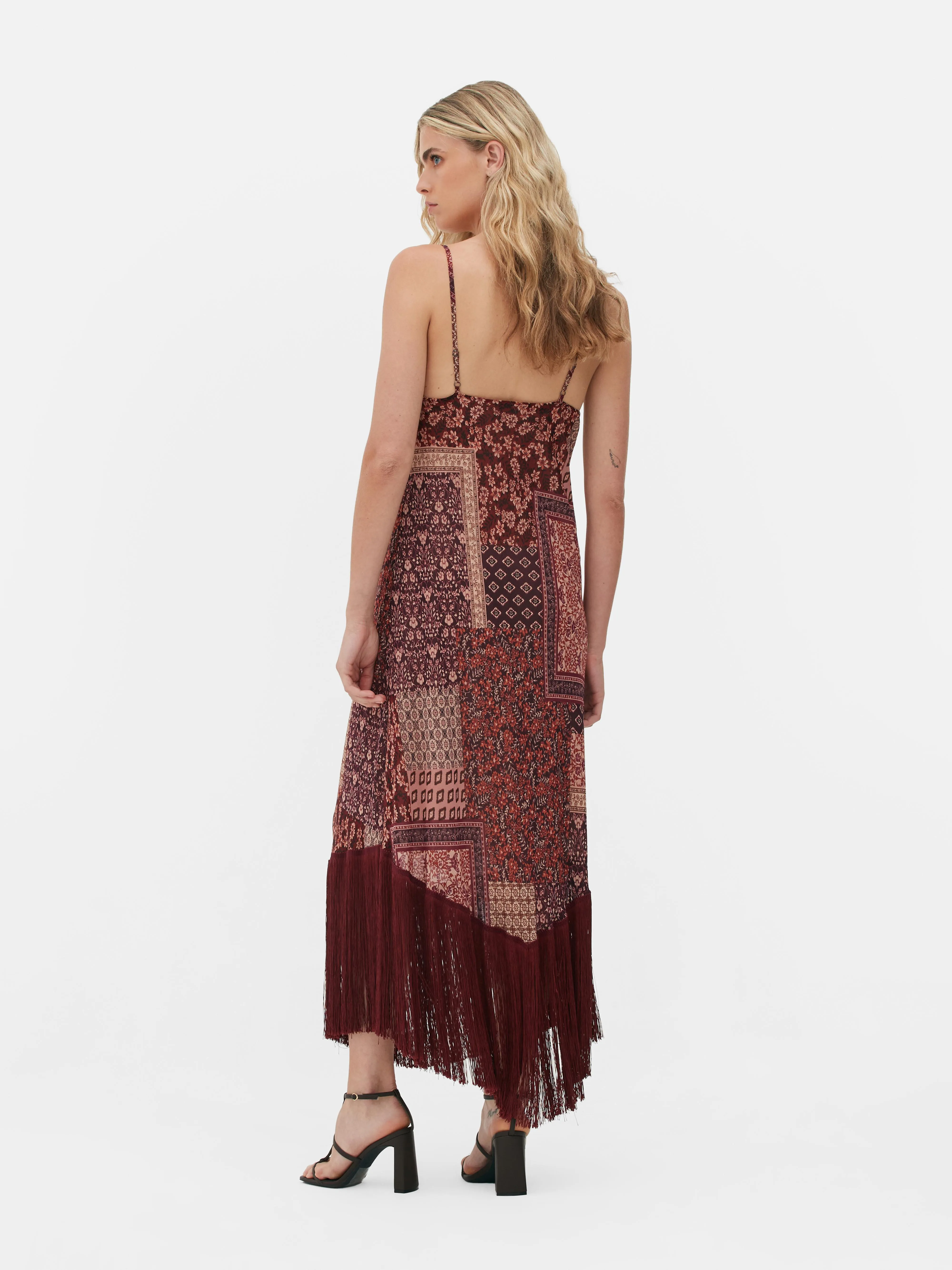 Vestido midi de tirantes con flecos de Rita Ora